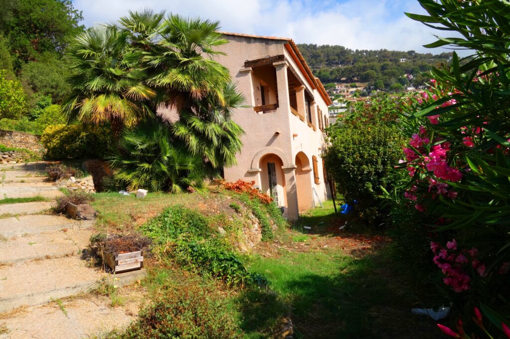 Quiet area , residential , 3 villas in the domain ISM Property