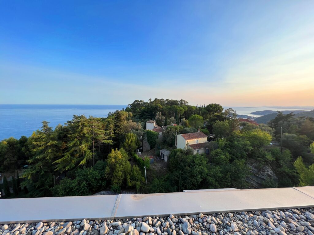 Vue mer et vue de Saint Jean Cap Ferrat , terrasse à Eze ISM Property