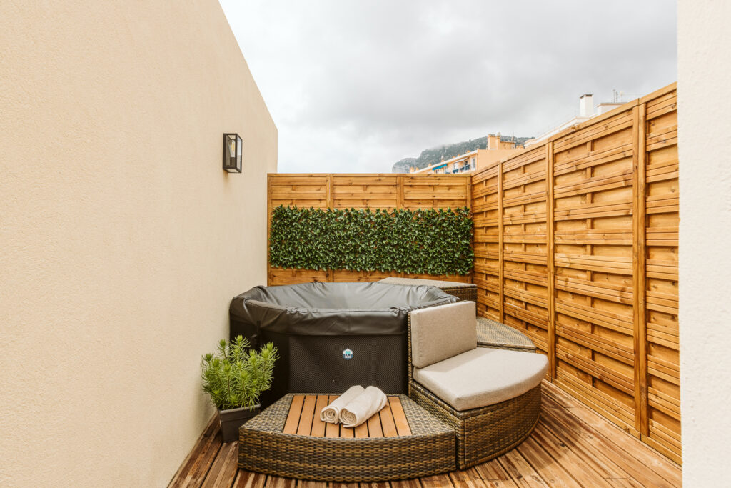 Border Monaco, roof level ISM Property
