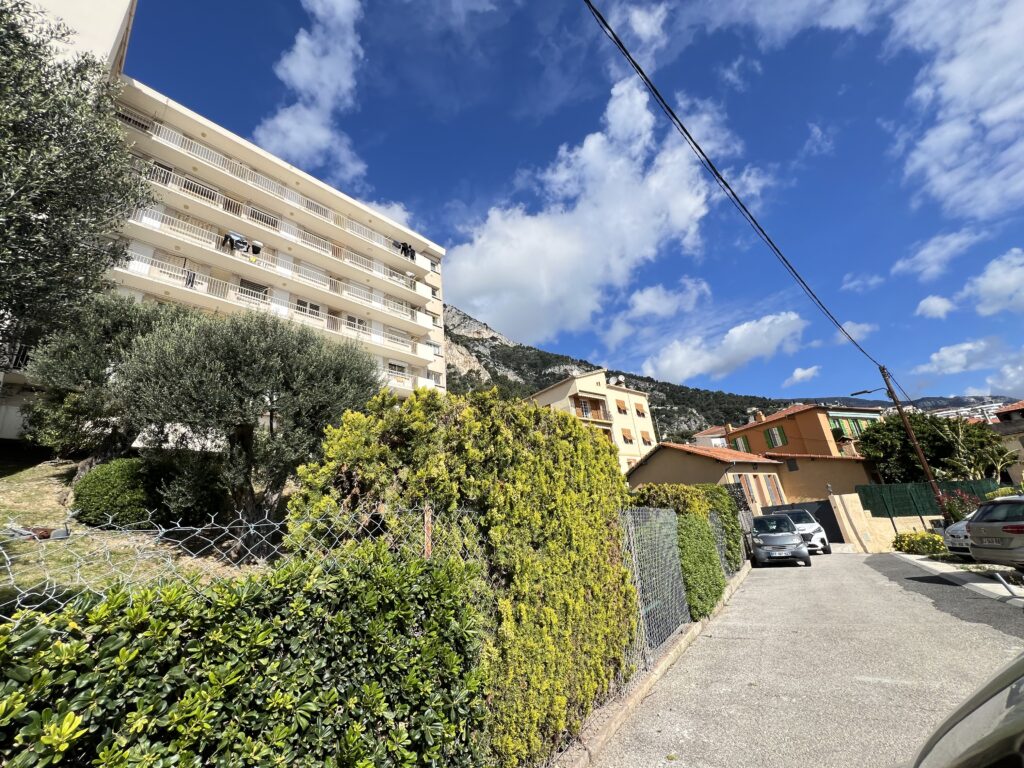 Walk distace to the beaches and to MONACO ISM Property