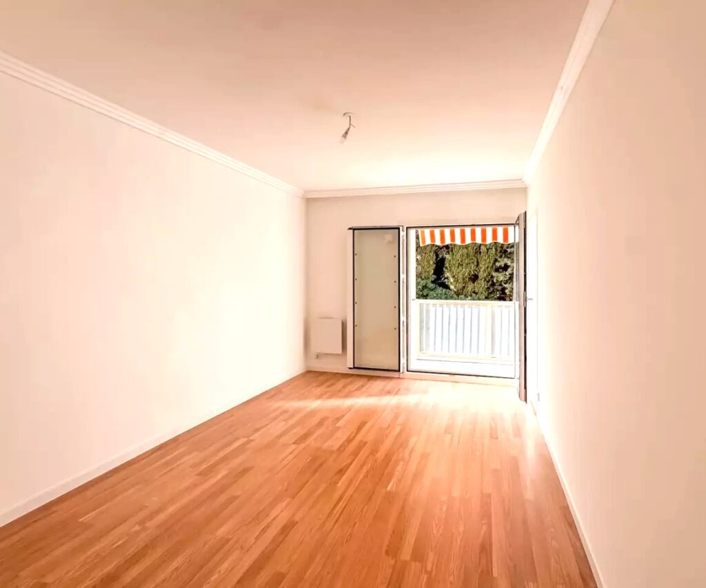 Walk distace to the beaches and to MONACO ISM Property