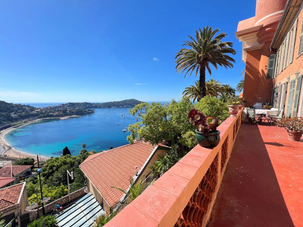 Unique, vue de Baie des Anges ISM Property