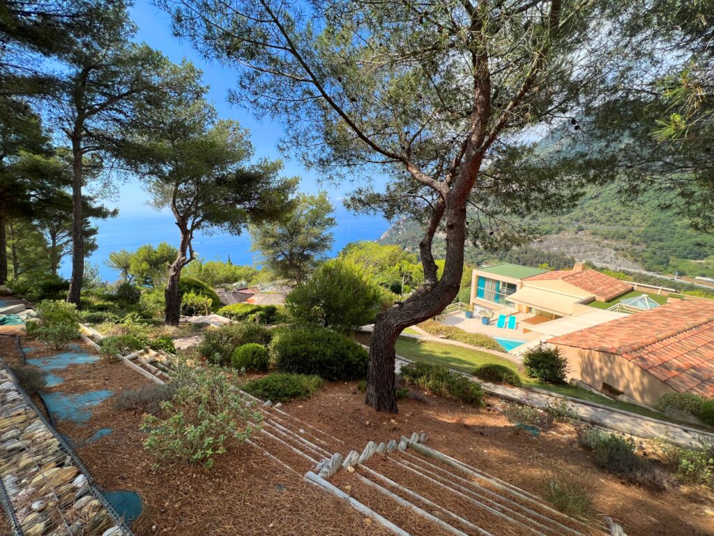 Large land , villa of 300sqm near Monaco ISM Property