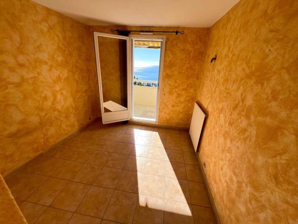 Vue mer , proche de MONACO, a pieds de plage Golf Bleu ISM Property