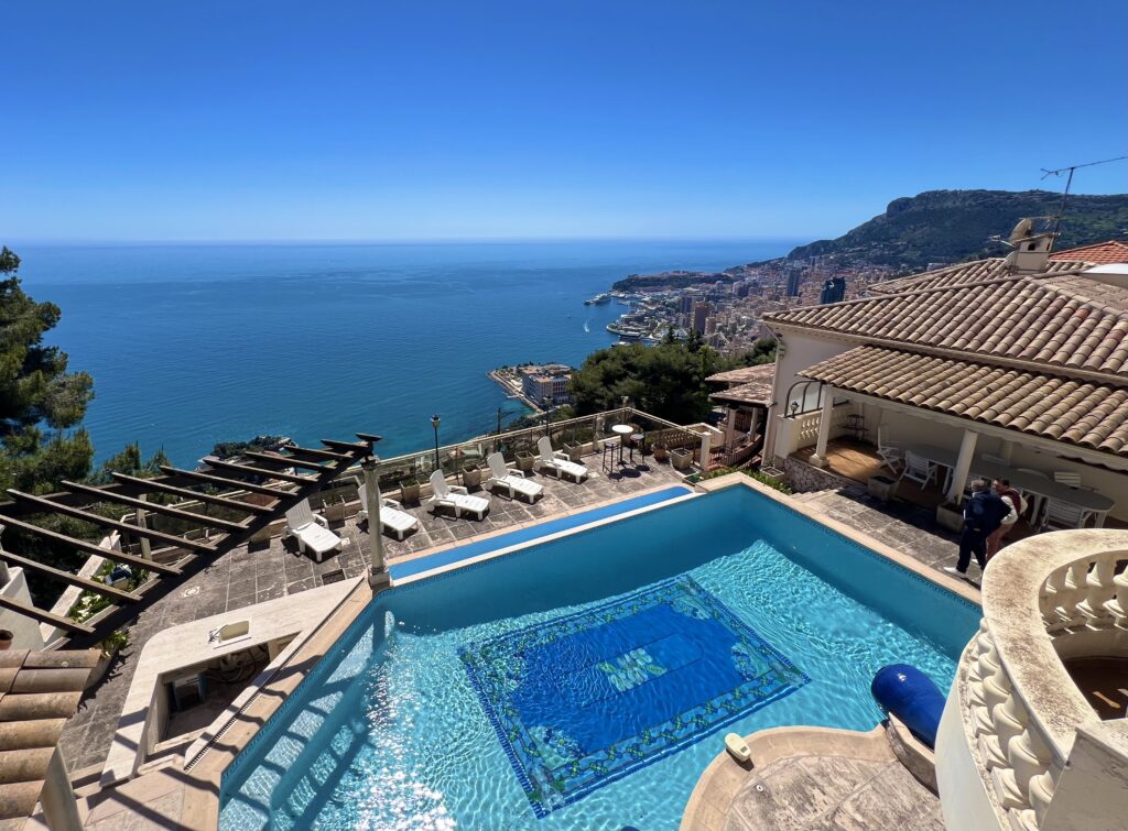 Côte d'azur, proche Monaco , villa avec piscine ISM Property