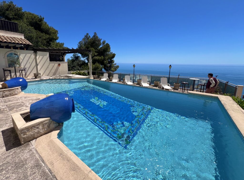 Côte d'azur, proche Monaco , villa avec piscine ISM Property