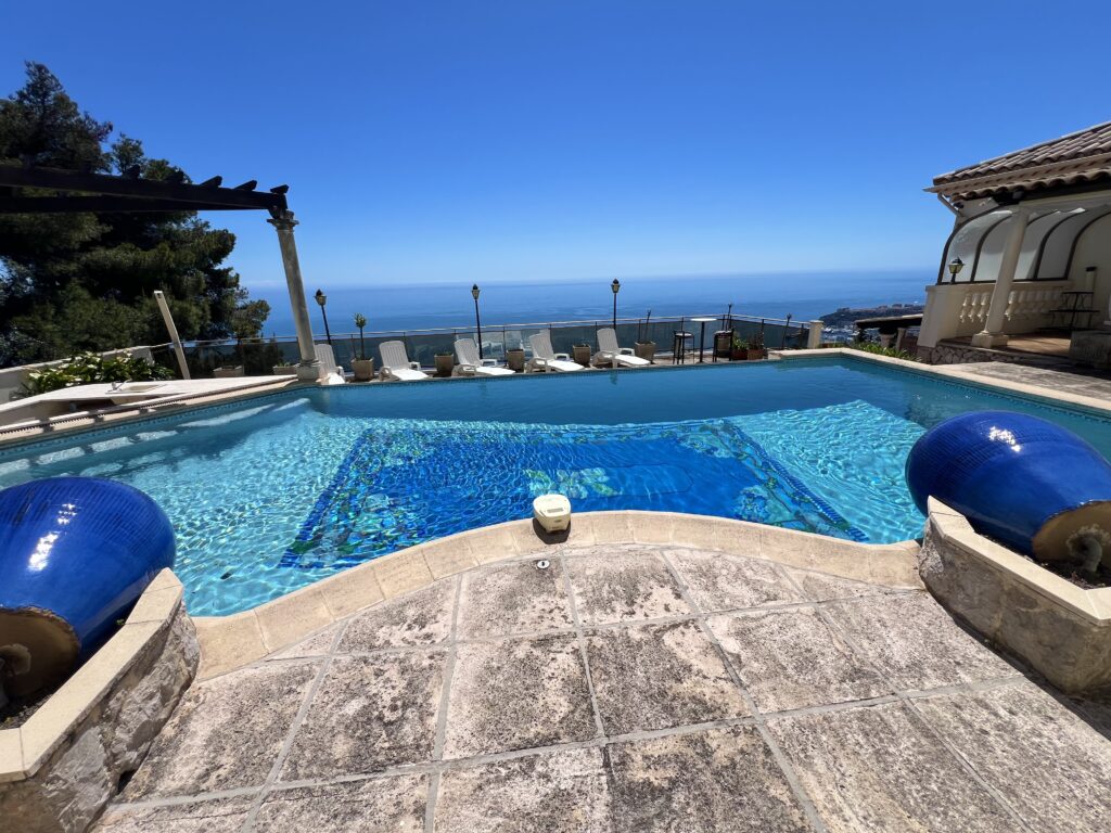Côte d'azur, proche Monaco , villa avec piscine ISM Property