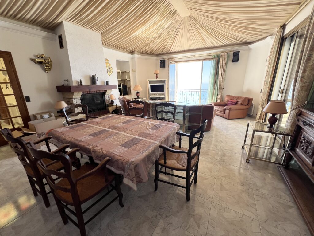 Côte d'azur, proche Monaco , villa avec piscine ISM Property