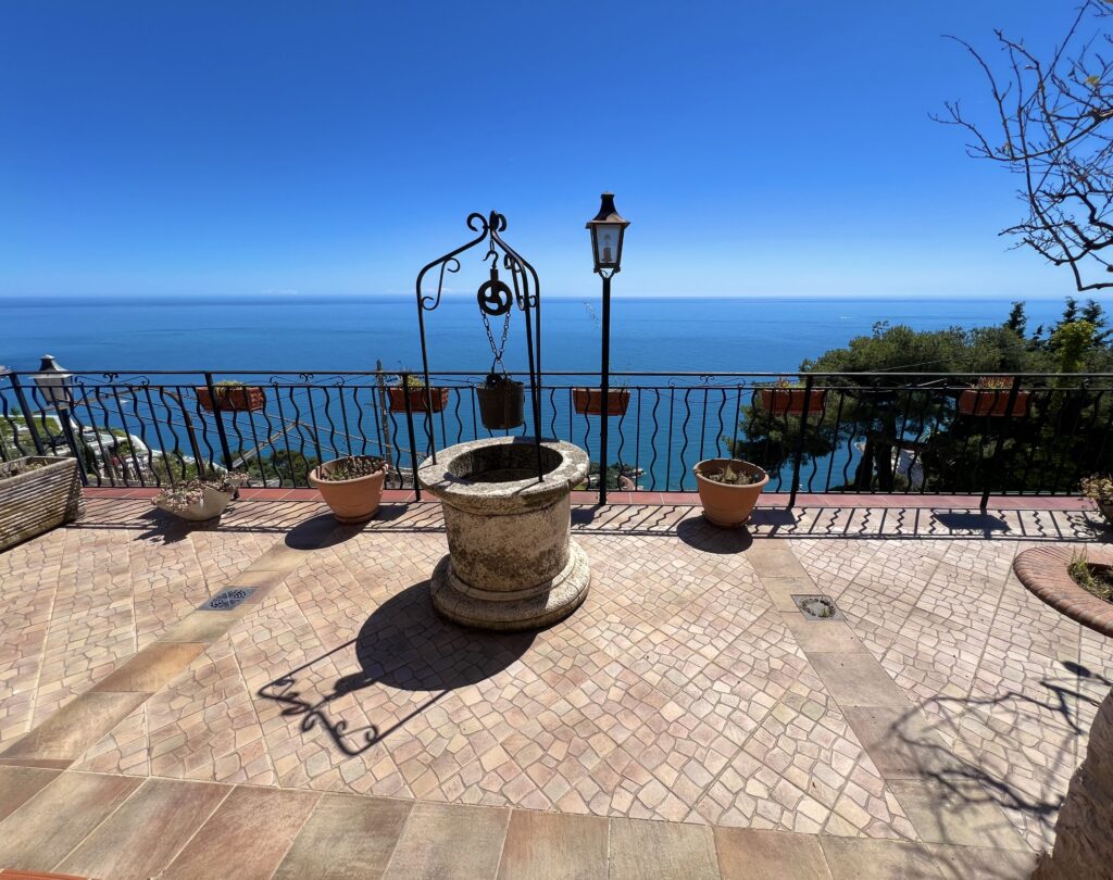 Côte d'azur, proche Monaco , villa avec piscine ISM Property
