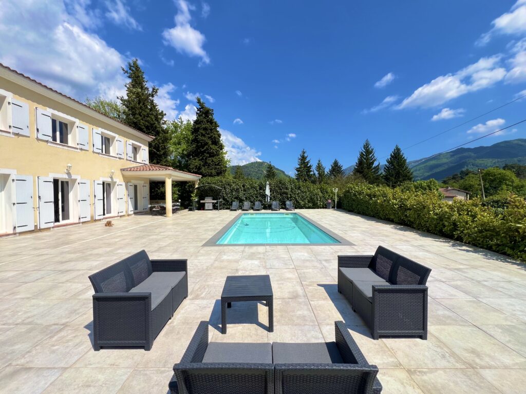 View ower the hils, near town center, quiet area , pool ISM Property