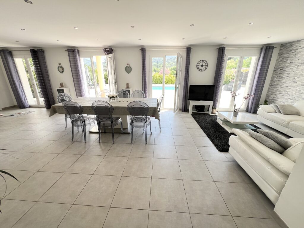 View ower the hils, near town center, quiet area , pool ISM Property