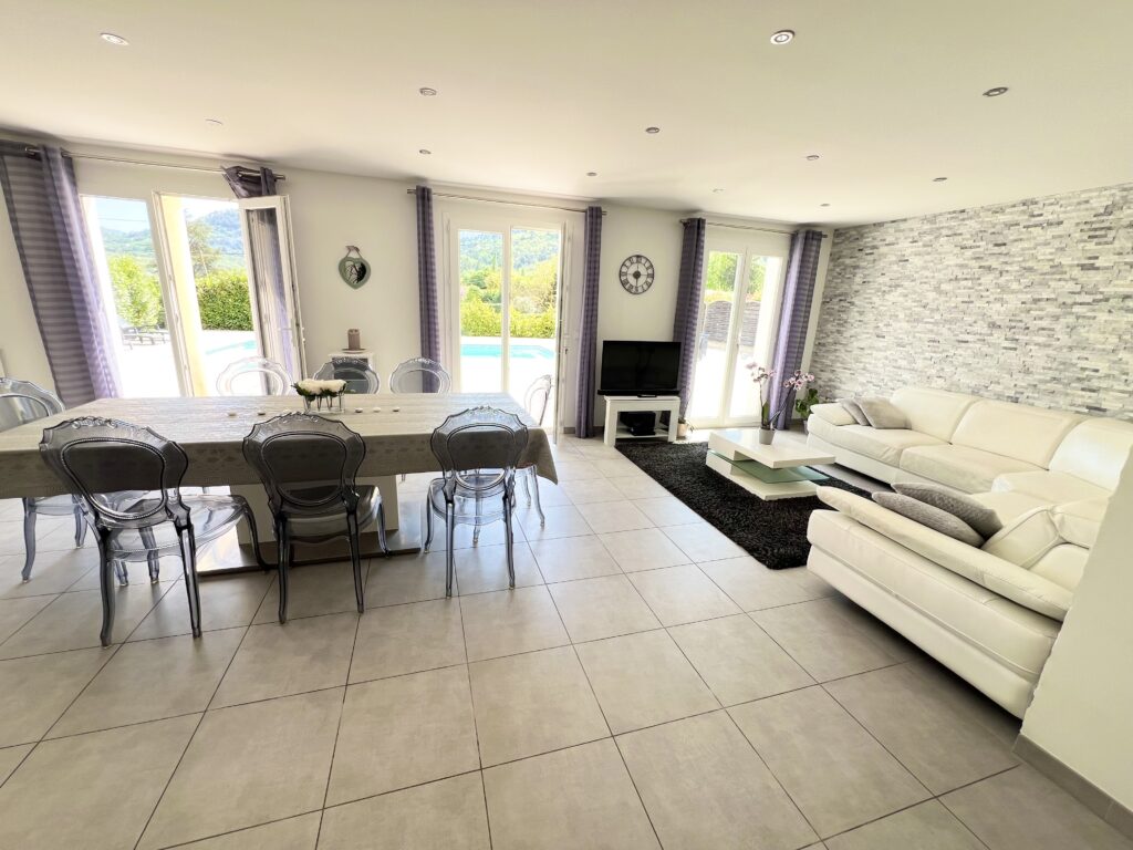 View ower the hils, near town center, quiet area , pool ISM Property