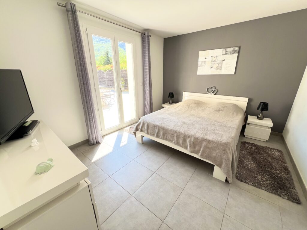 View ower the hils, near town center, quiet area , pool ISM Property