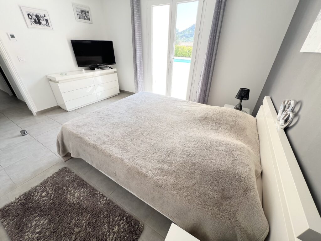 View ower the hils, near town center, quiet area , pool ISM Property