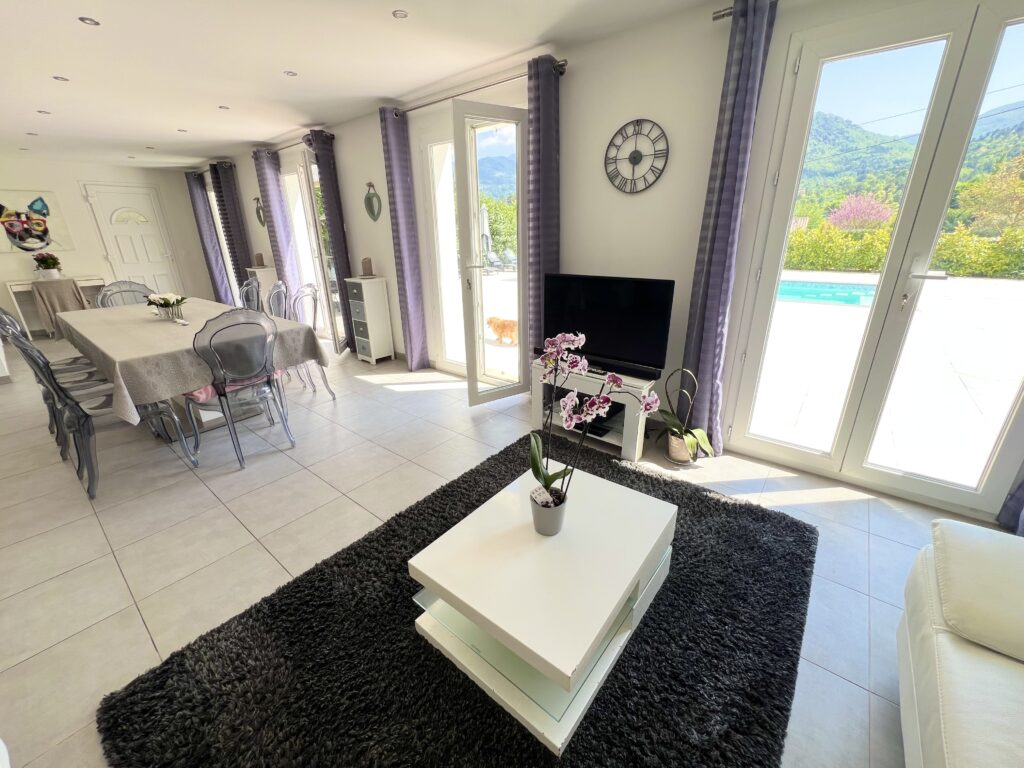 View ower the hils, near town center, quiet area , pool ISM Property