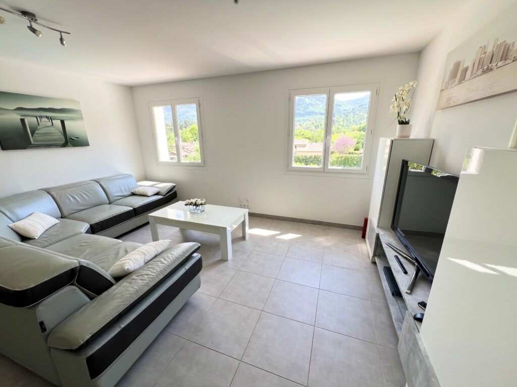 View ower the hils, near town center, quiet area , pool ISM Property