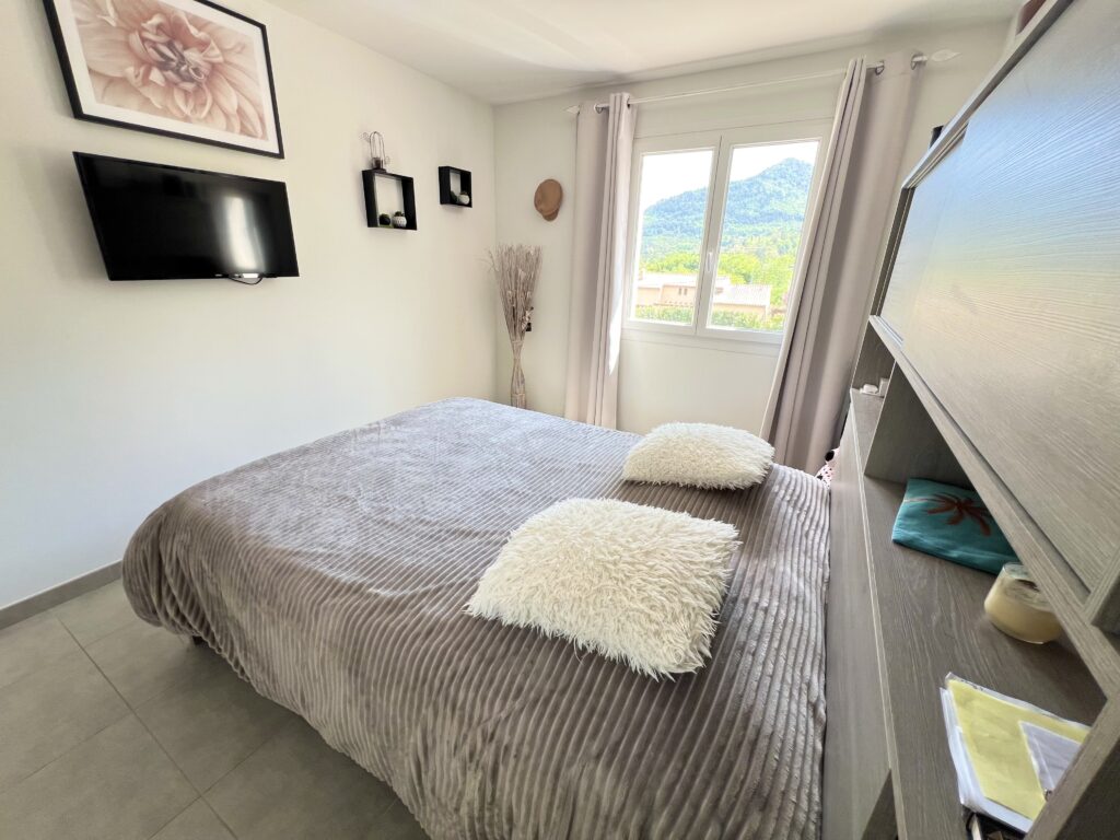 View ower the hils, near town center, quiet area , pool ISM Property