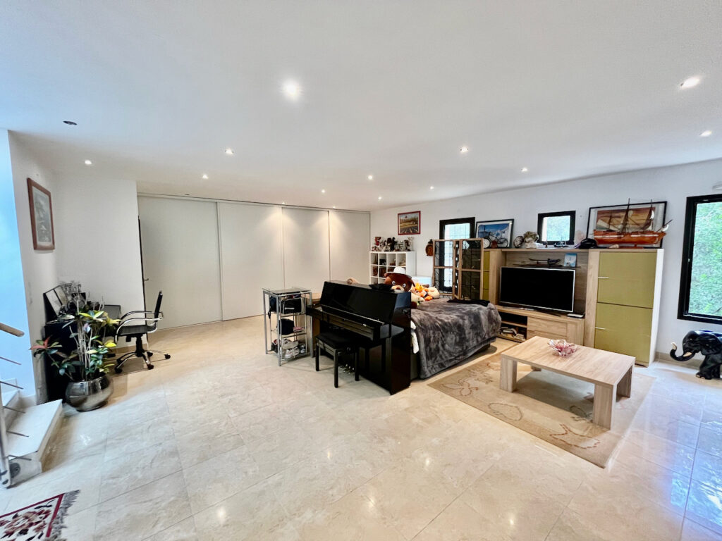 Proche de Monaco,proche de village de La Turbie, piscine , 120000m² terrain ISM Property