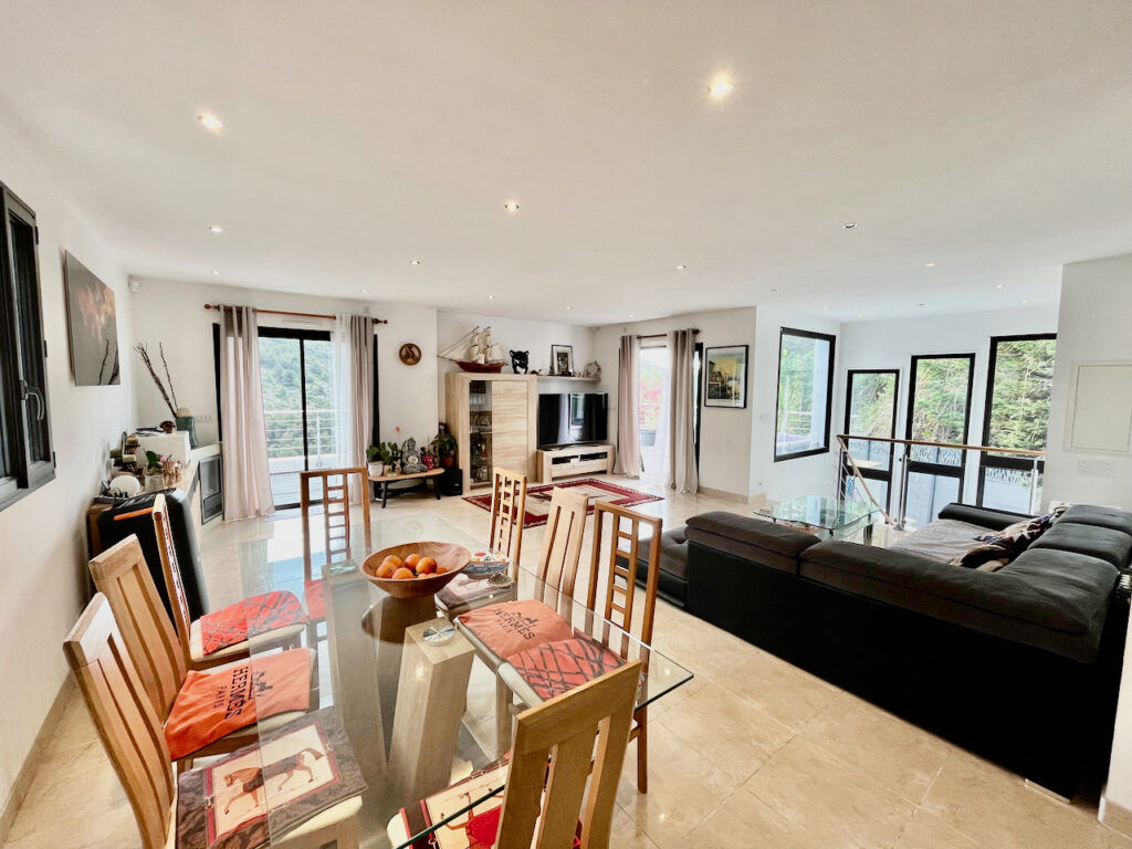 Proche de Monaco,proche de village de La Turbie, piscine , 120000m² terrain ISM Property