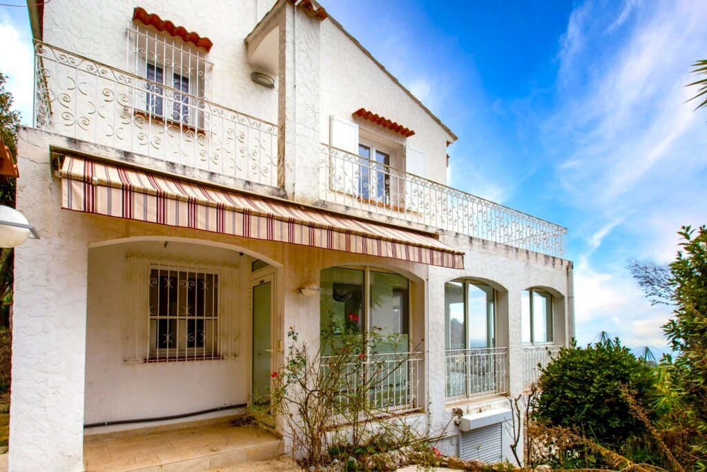 Sea view ,near center, Villa to renovation ISM Property