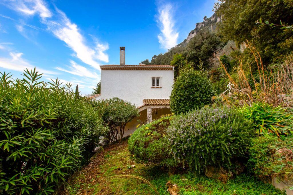 Sea view ,near center, Villa to renovation ISM Property