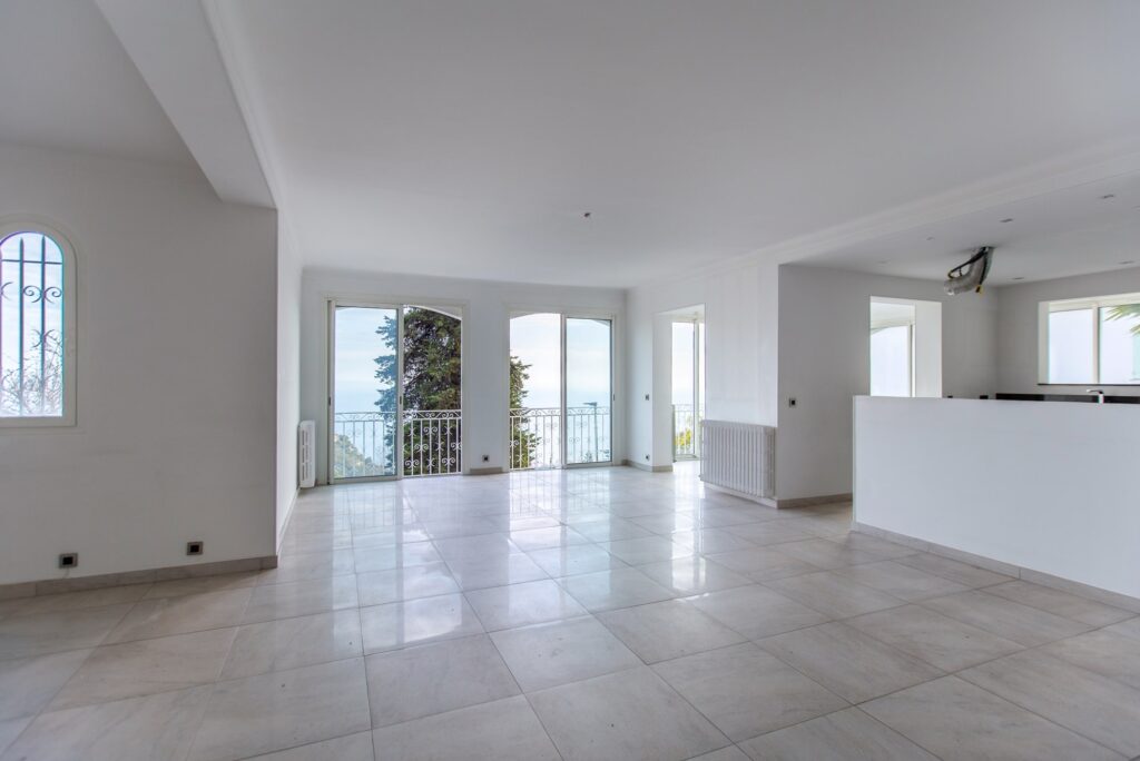 Sea view ,near center, Villa to renovation ISM Property