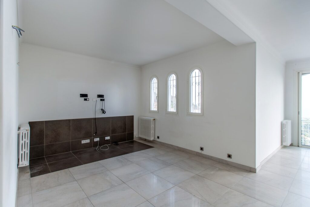 Sea view ,near center, Villa to renovation ISM Property