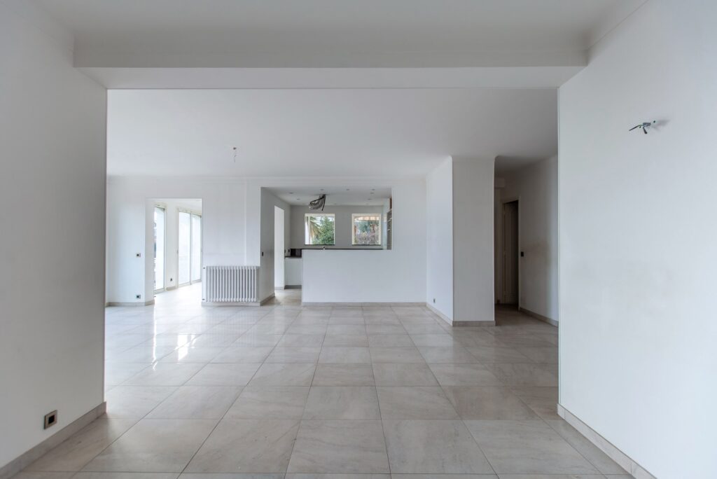 Sea view ,near center, Villa to renovation ISM Property