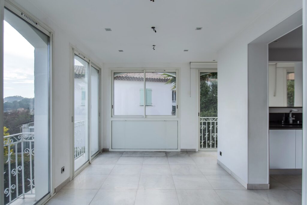 Sea view ,near center, Villa to renovation ISM Property