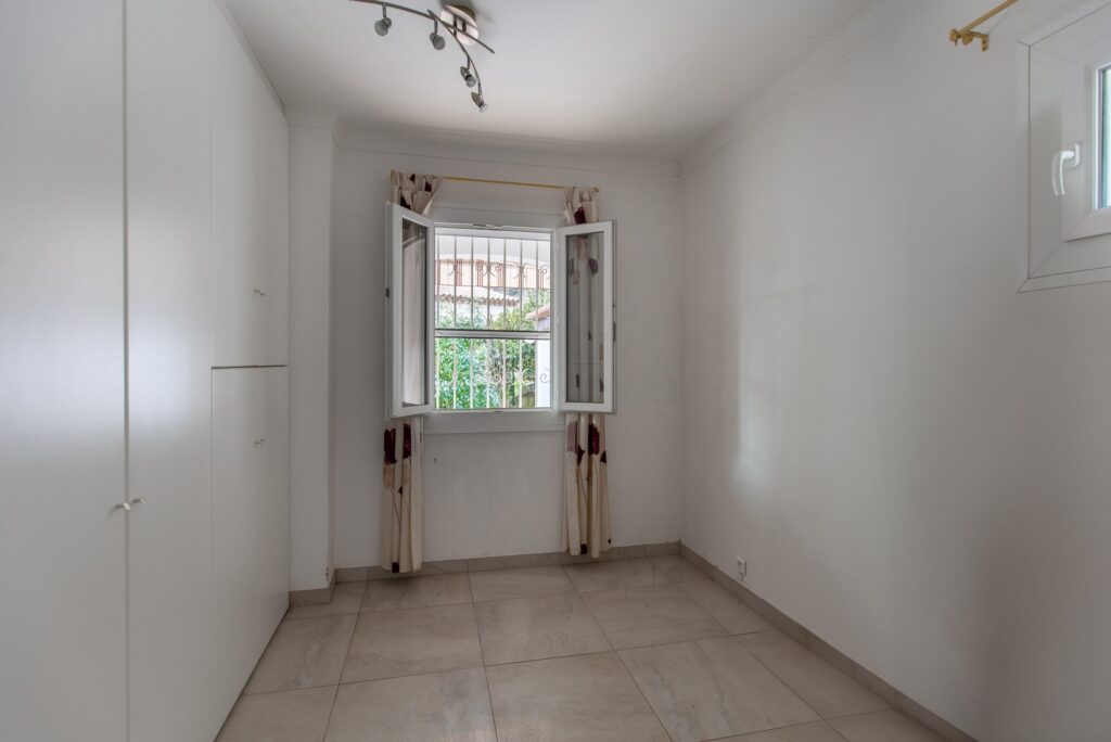 Sea view ,near center, Villa to renovation ISM Property