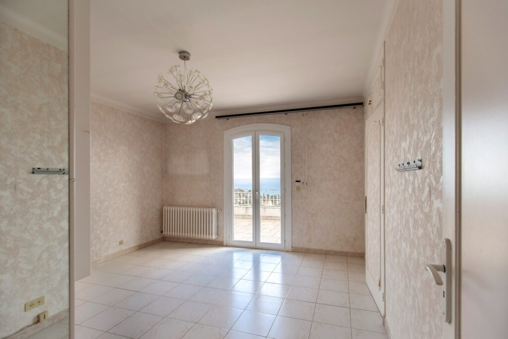 Sea view ,near center, Villa to renovation ISM Property