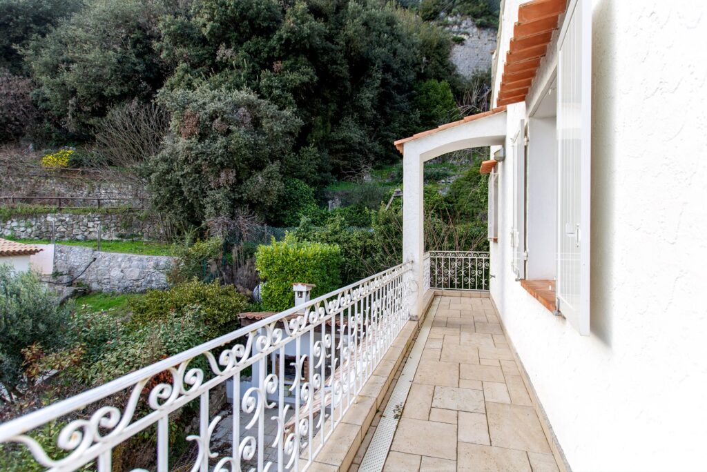 Sea view ,near center, Villa to renovation ISM Property