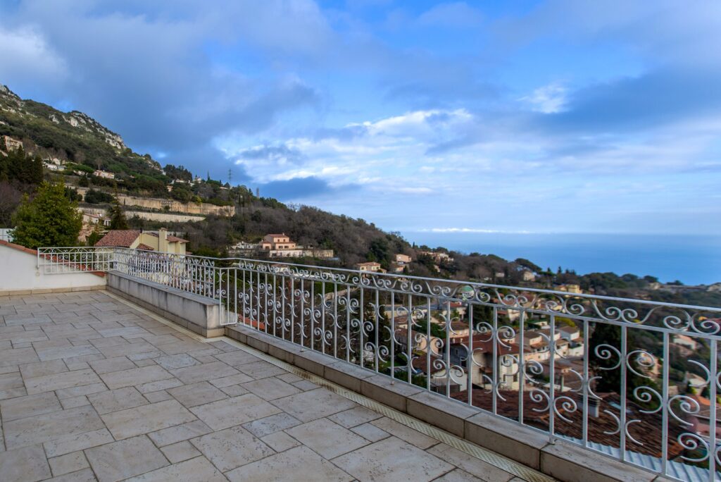 Sea view ,near center, Villa to renovation ISM Property