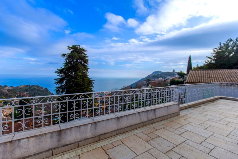 Sea view ,near center, Villa to renovation ISM Property