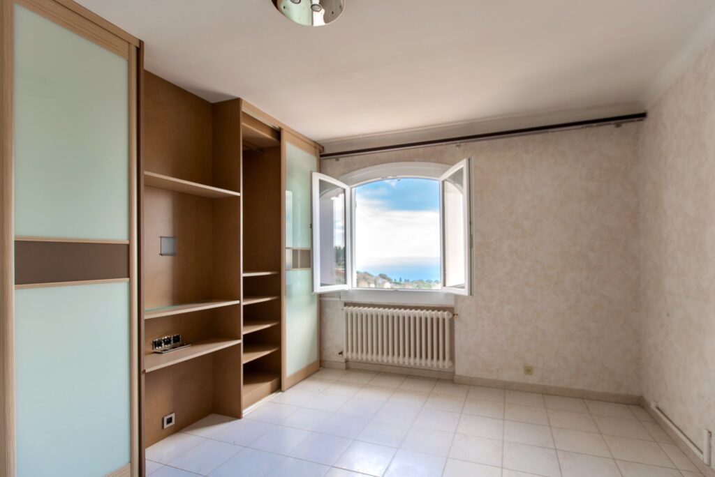Sea view ,near center, Villa to renovation ISM Property