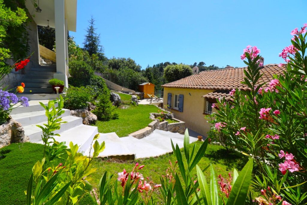 Large Villa, nice garden in quiet area near village ISM Property