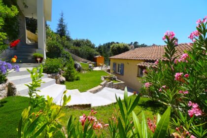 Proche village , agréable maison avec grande terrain ISM Property