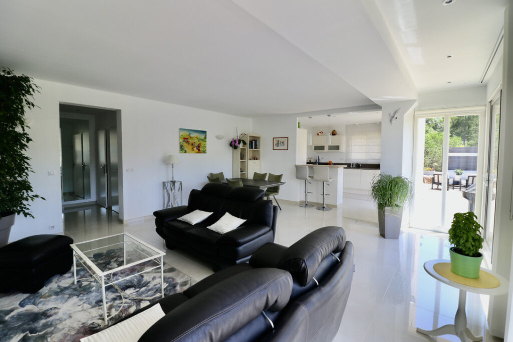 Large Villa, nice garden in quiet area near village ISM Property
