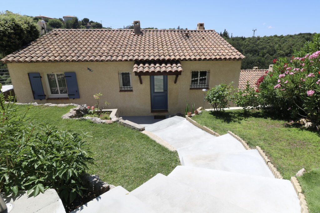 Large Villa, nice garden in quiet area near village ISM Property