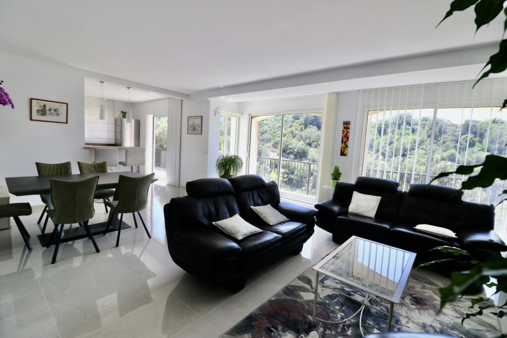 Large Villa, nice garden in quiet area near village ISM Property