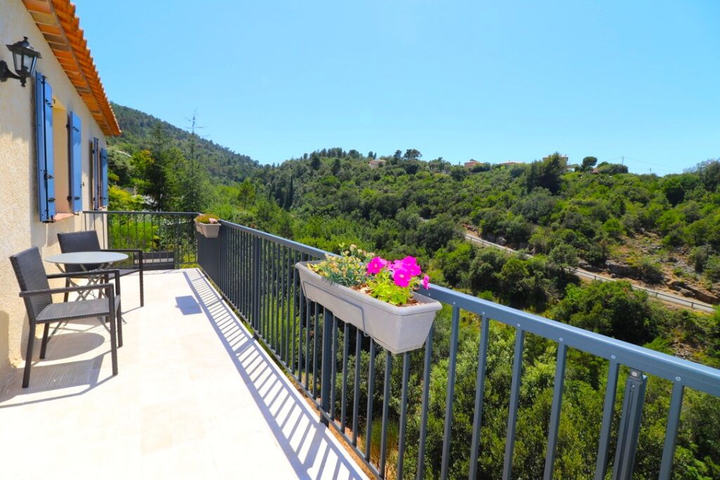 Large Villa, nice garden in quiet area near village ISM Property