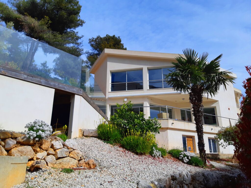 Proche MONACO, vue mer , jardin , jacuzzi ISM Property