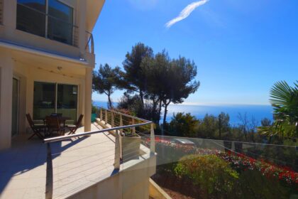Proche MONACO, vue mer , jardin , jacuzzi ISM Property