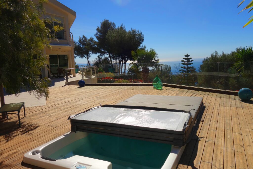 Proche MONACO, vue mer , jardin , jacuzzi ISM Property