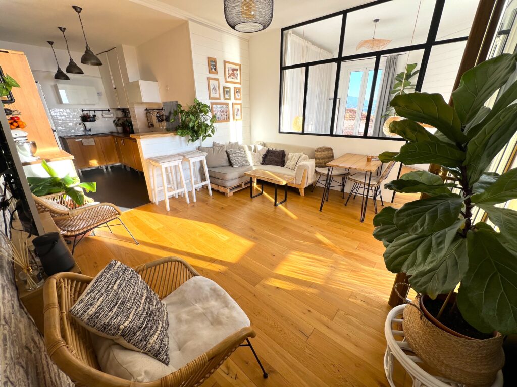 Open sea view, near beaches , Monaco next door. ISM Property