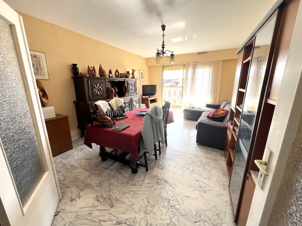 Beaches and town center walk distance ISM Property