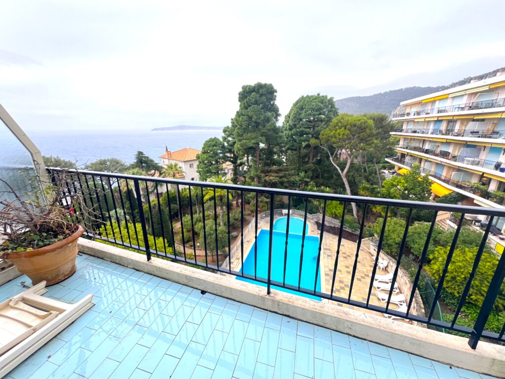 Open sea view, pool, famous luxury building