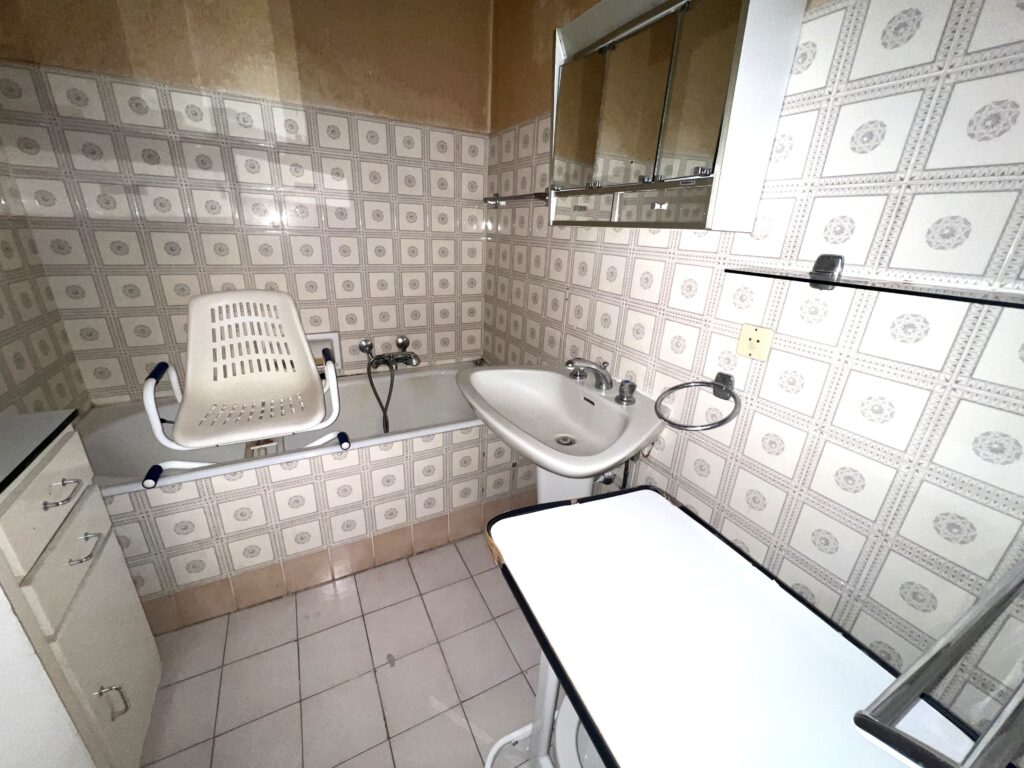 Open sea view, pool, famous luxury building