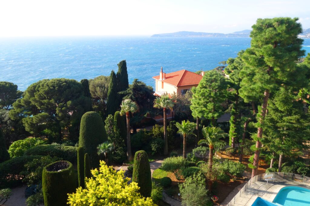 Open sea view, pool, famous luxury building 