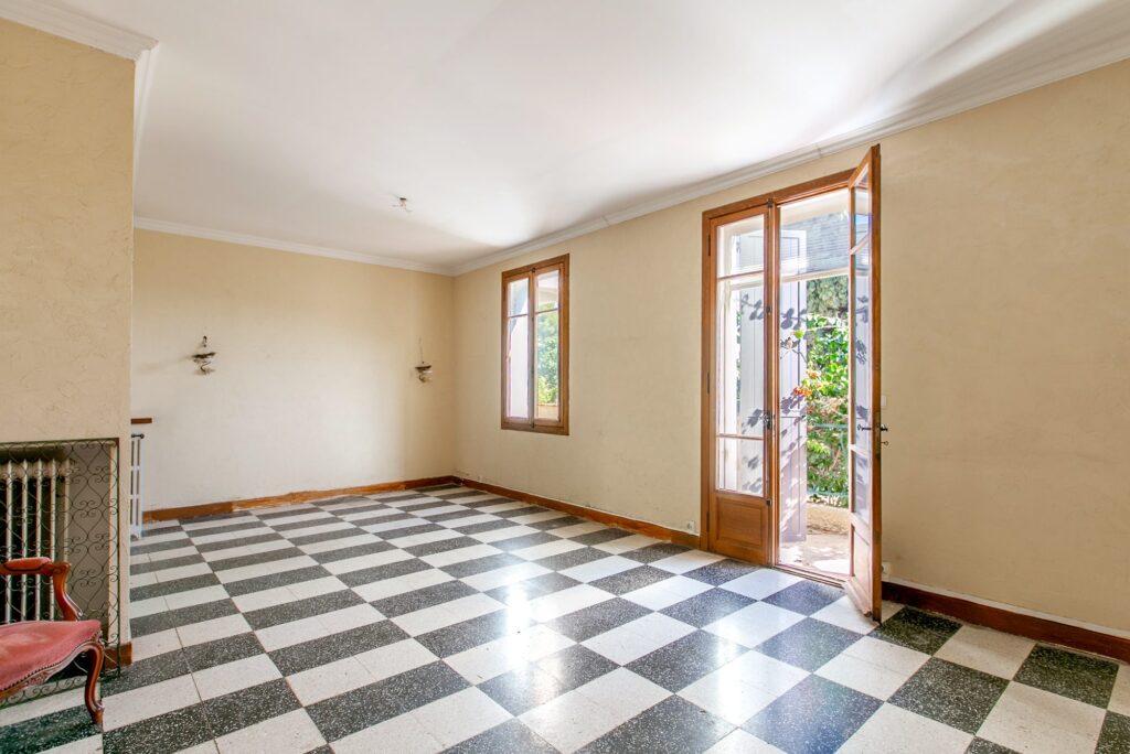 Villa near beaches, near town center ISM Property